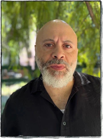 Headshot of Robert Lopez